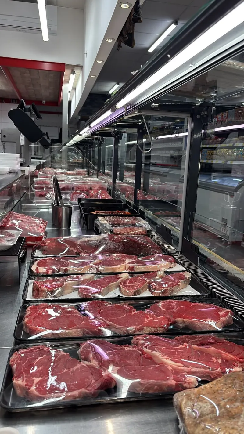 Fleischtheke von Bassam mit frischen Rindersteaks